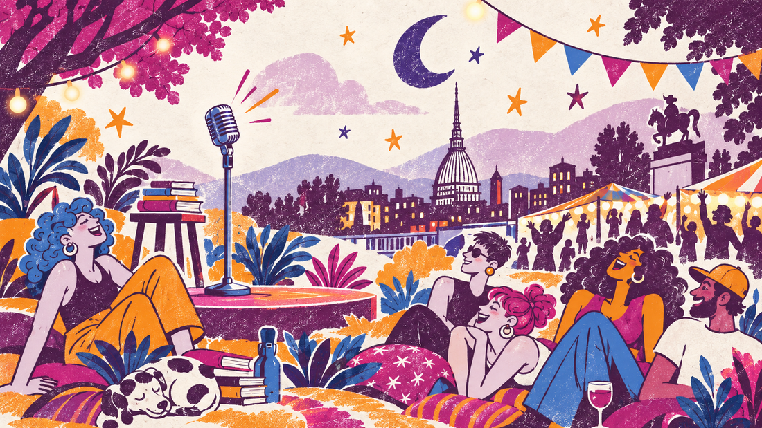 Visual illustrato del Festival delle Arti Popolari dedicato a comicità, leggerezza e diritto alla festa, con microfono, pubblico e Torino sullo sfondo