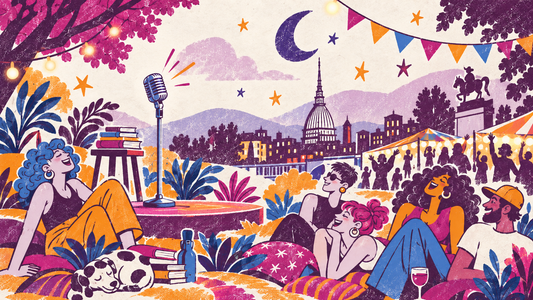 Visual illustrato del Festival delle Arti Popolari dedicato a comicità, leggerezza e diritto alla festa, con microfono, pubblico e Torino sullo sfondo