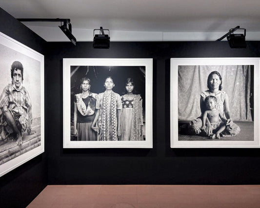 christian-tasso-nessuno-escluso-foligno-sala.jpg | Ritratti fotografici in bianco e nero sulle pareti nere di una sala della mostra Nessuno escluso ai Casalini di Foligno. | Una sala della mostra «Nessuno escluso. Christian Tasso», I Casalini, Foligno. |